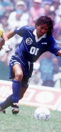 JORGE EL MAGICO, SE LLEVA AL ARQUERO DE LA SELECCION DE MEXICO (JORGE CAMPOS) EL PARTIDO LO GANO EL SALVADOR 2 A 1 QA MEXICO EN EL ESTADIO CUSCATLAN. FOTO EDH. 