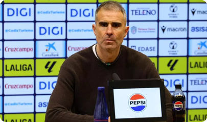 A man sits at a desk with a Pepsi bottle in front of him. Contenido generado con IA