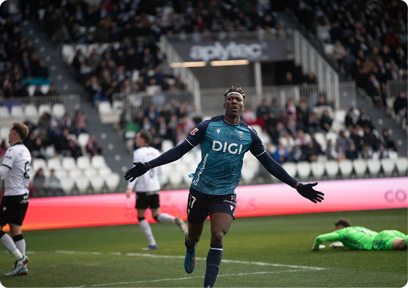 A soccer player celebrates his goal with his arms outstretched. Contenido generado con IA