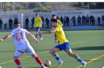 Soccer players on a field, one in a white uniform and the other in a yellow uniform. Contenido generado con IA