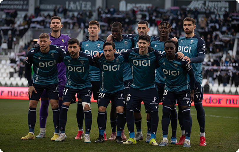 A group of soccer players in blue and white uniforms pose for a photo. Contenido generado con IA