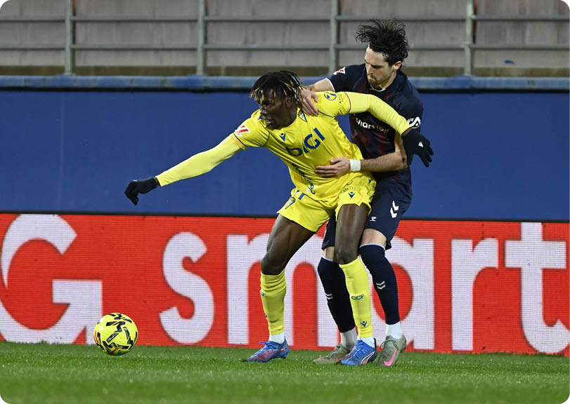 Two soccer players are fighting for control of the ball. Contenido generado con IA