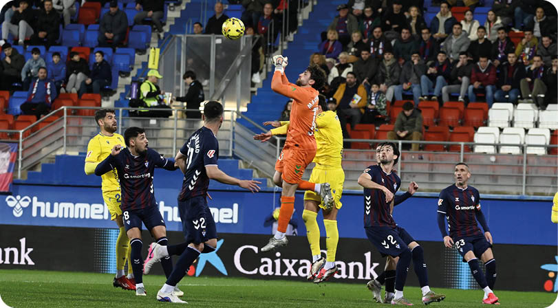 Soccer players on a field with one player jumping to head the ball. Contenido generado con IA