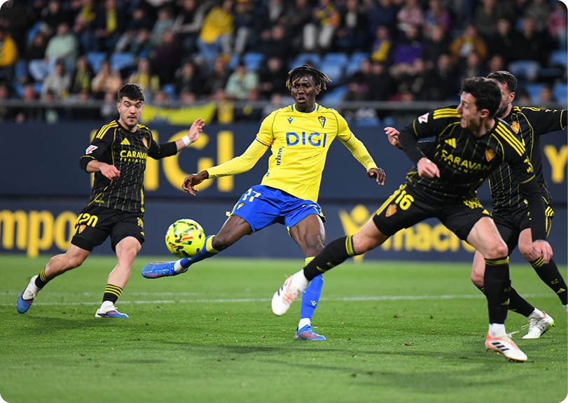 Soccer players in action on a field. Contenido generado con IA