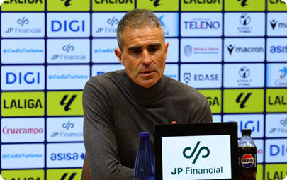 A man is sitting at a desk in front of a computer screen. Contenido generado con IA