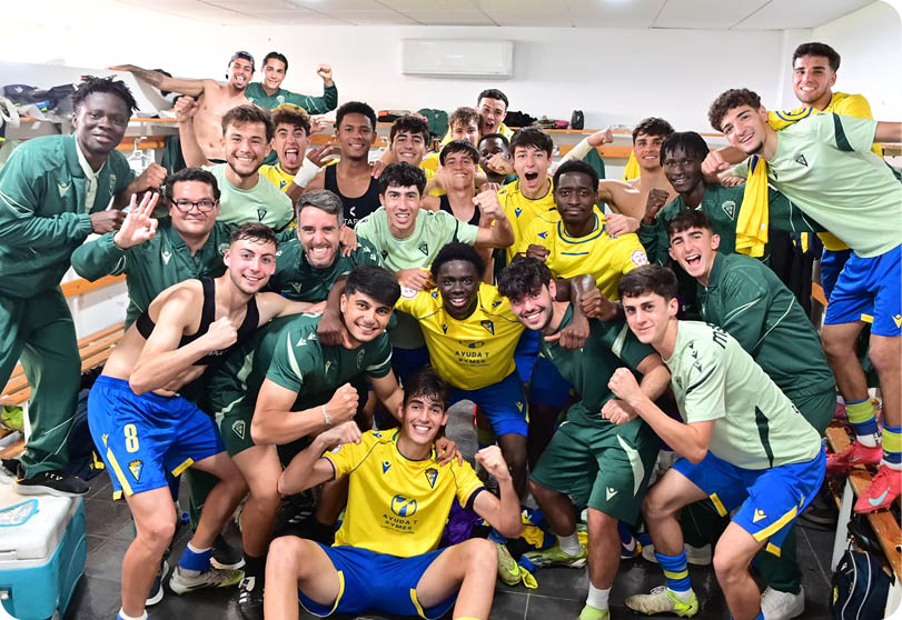 A group of young men pose for a photo in a locker room. Contenido generado con IA