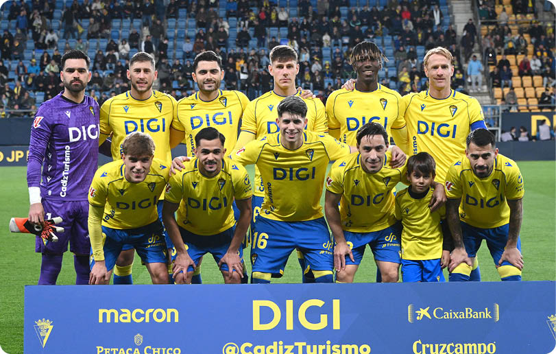 A group of soccer players pose for a photo on the field. Contenido generado con IA