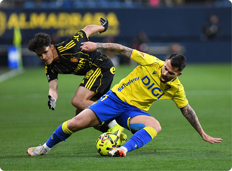 Two soccer players are fighting for control of the ball. Contenido generado con IA