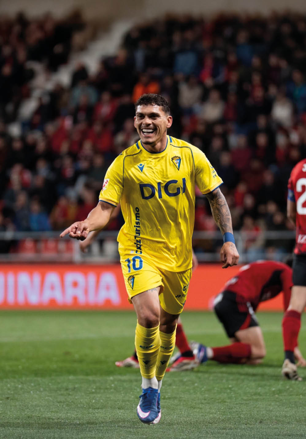 Soccer player celebrating with a smile on his face. Contenido generado con IA