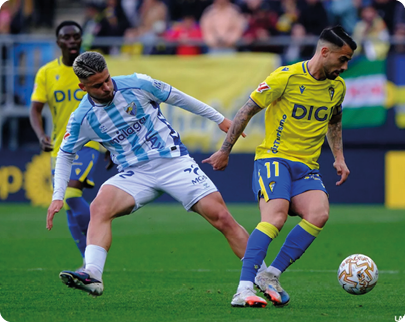 Two soccer players from opposing teams are fighting for control of the ball. Contenido generado con IA