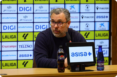 A man is sitting at a desk with a tablet computer in front of him. Contenido generado con IA