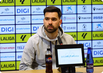 A man sits at a table with a Pepsi bottle in front of him. Contenido generado con IA