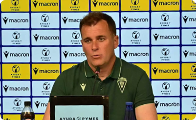 A man is sitting at a desk with a computer in front of him. Contenido generado con IA