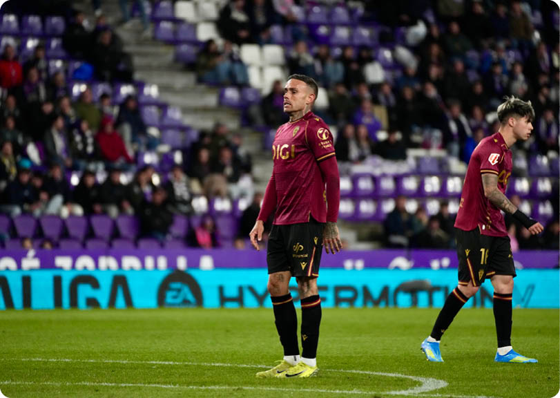 Soccer players on the field. Descripci n generada con IA