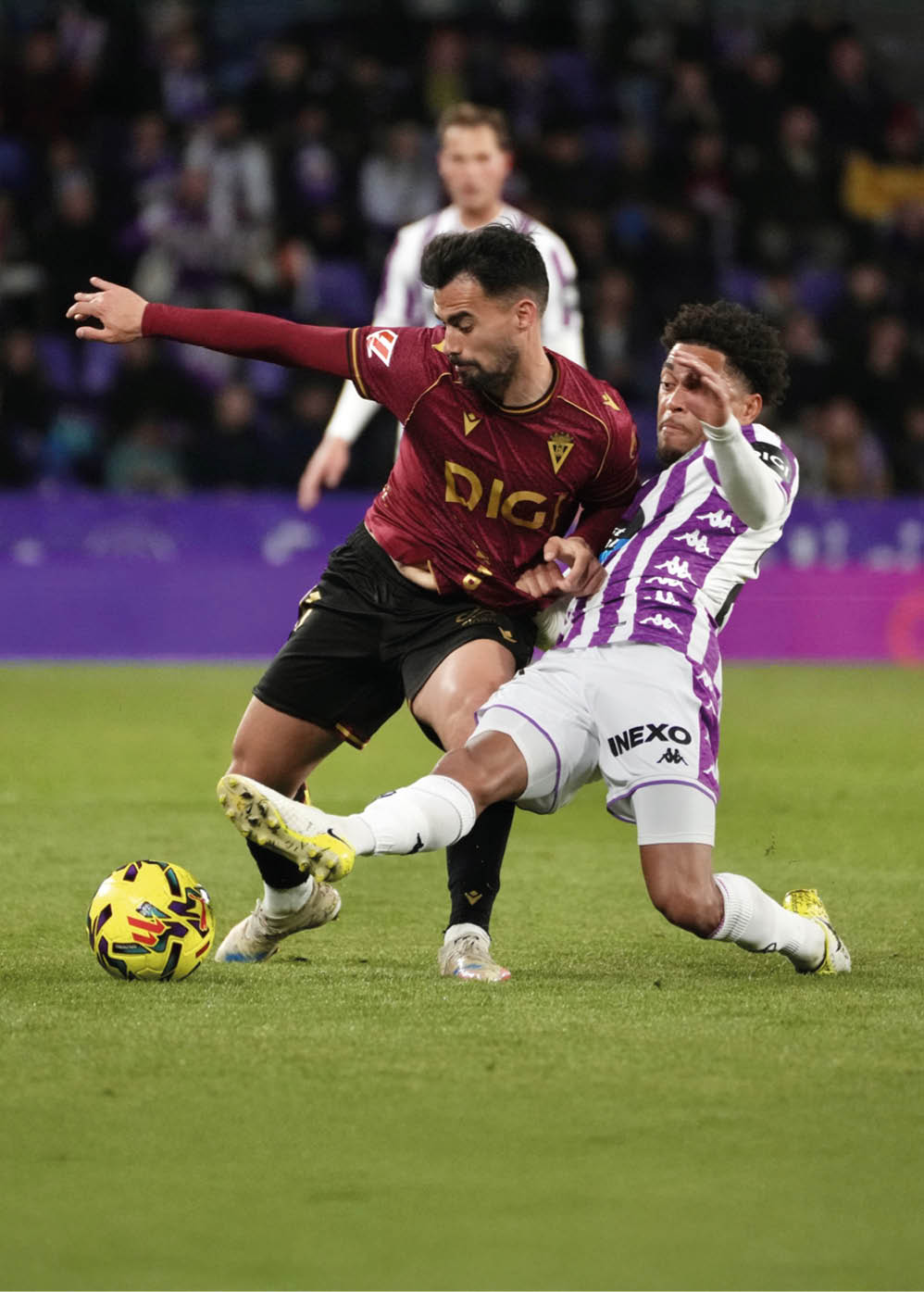 Two soccer players on the field. Descripci n generada con IA