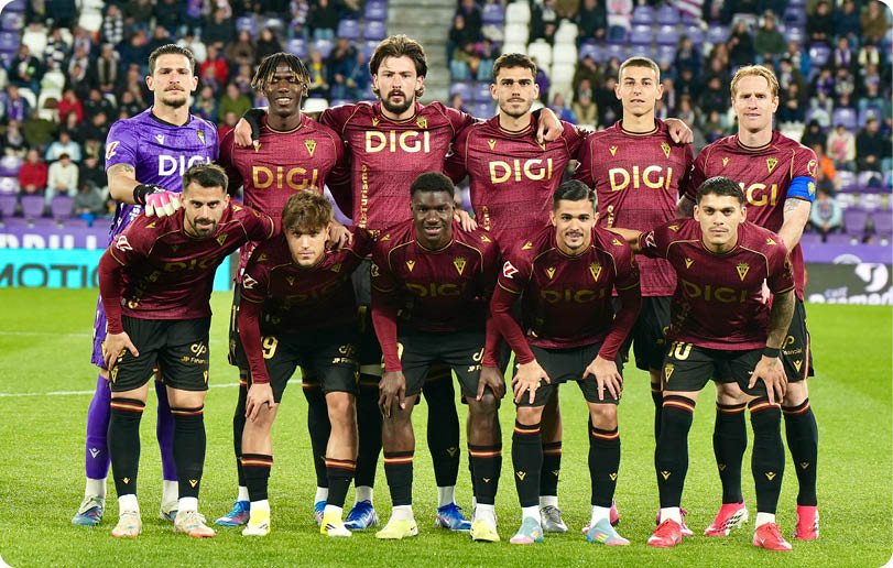 A group of soccer players in maroon uniforms. Descripci n generada con IA