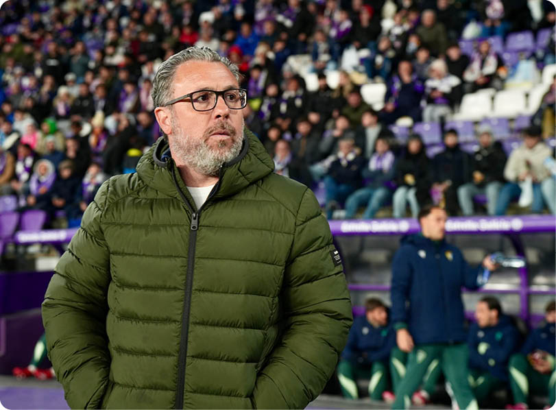 A man wearing a green jacket and glasses. Descripci n generada con IA