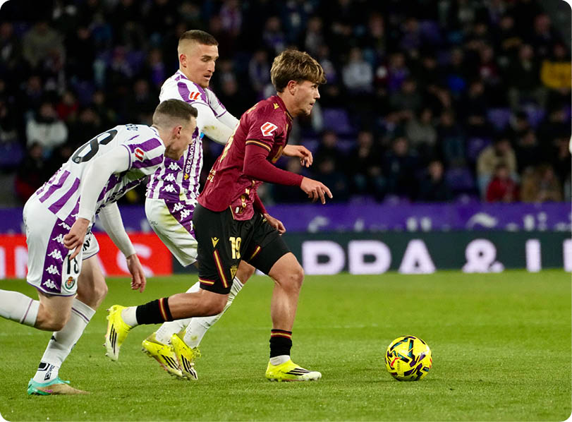 Soccer players on a field. Descripci n generada con IA