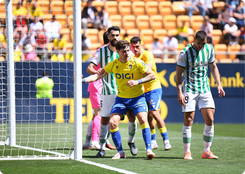 Soccer players on a field. Descripci n generada con IA