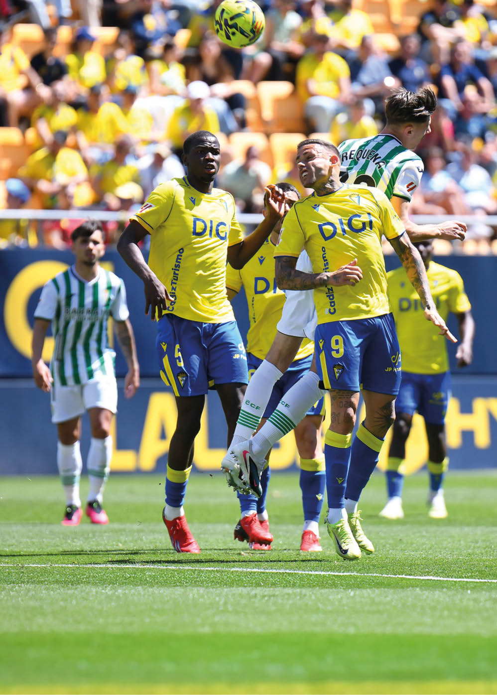 A soccer game is taking place with a group of men playing. Descripci n generada con IA