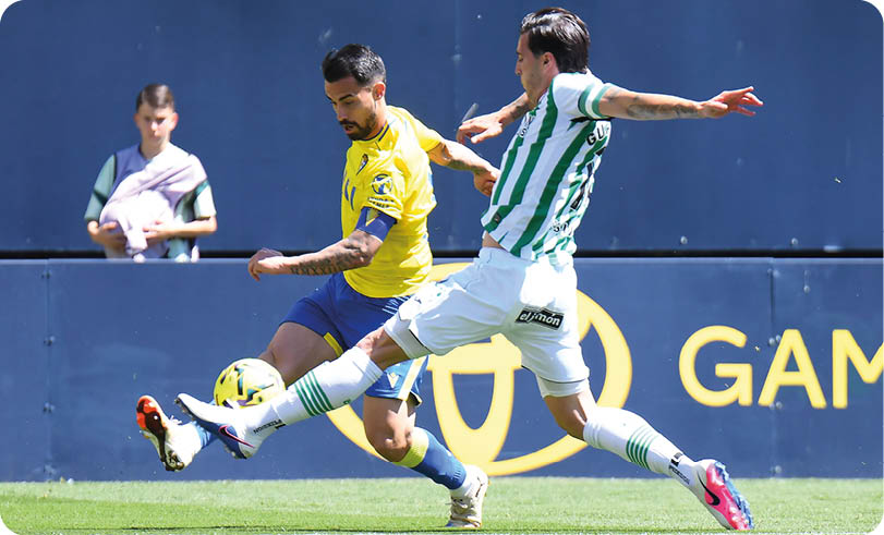 Two soccer players in action on the field. Descripci n generada con IA