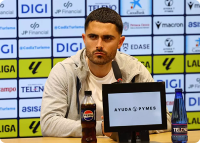 A man sitting at a table with a Pepsi bottle in front of him. Descripci n generada con IA