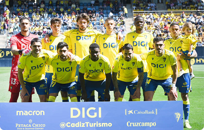 A group of soccer players posing for a photo. Descripci n generada con IA