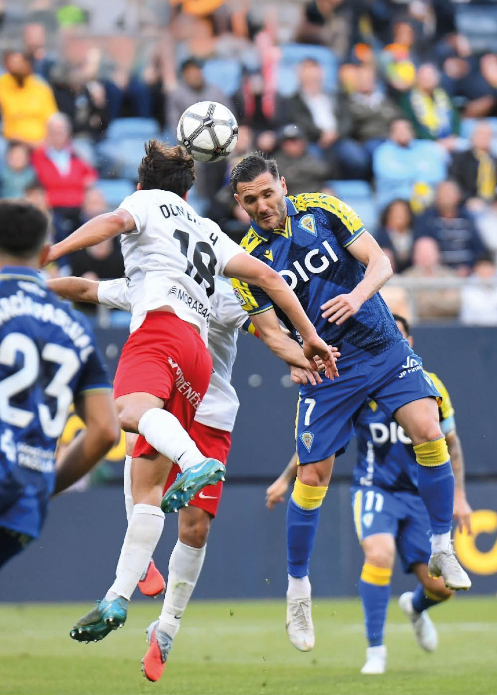 A soccer player in a blue uniform is about to kick the ball. Descripci n generada con IA