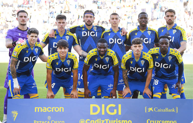 A group of soccer players posing for a photo. Descripci n generada con IA
