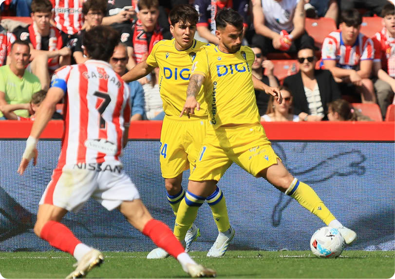 A soccer player in a yellow jersey is kicking a soccer ball. Descripci n generada con IA