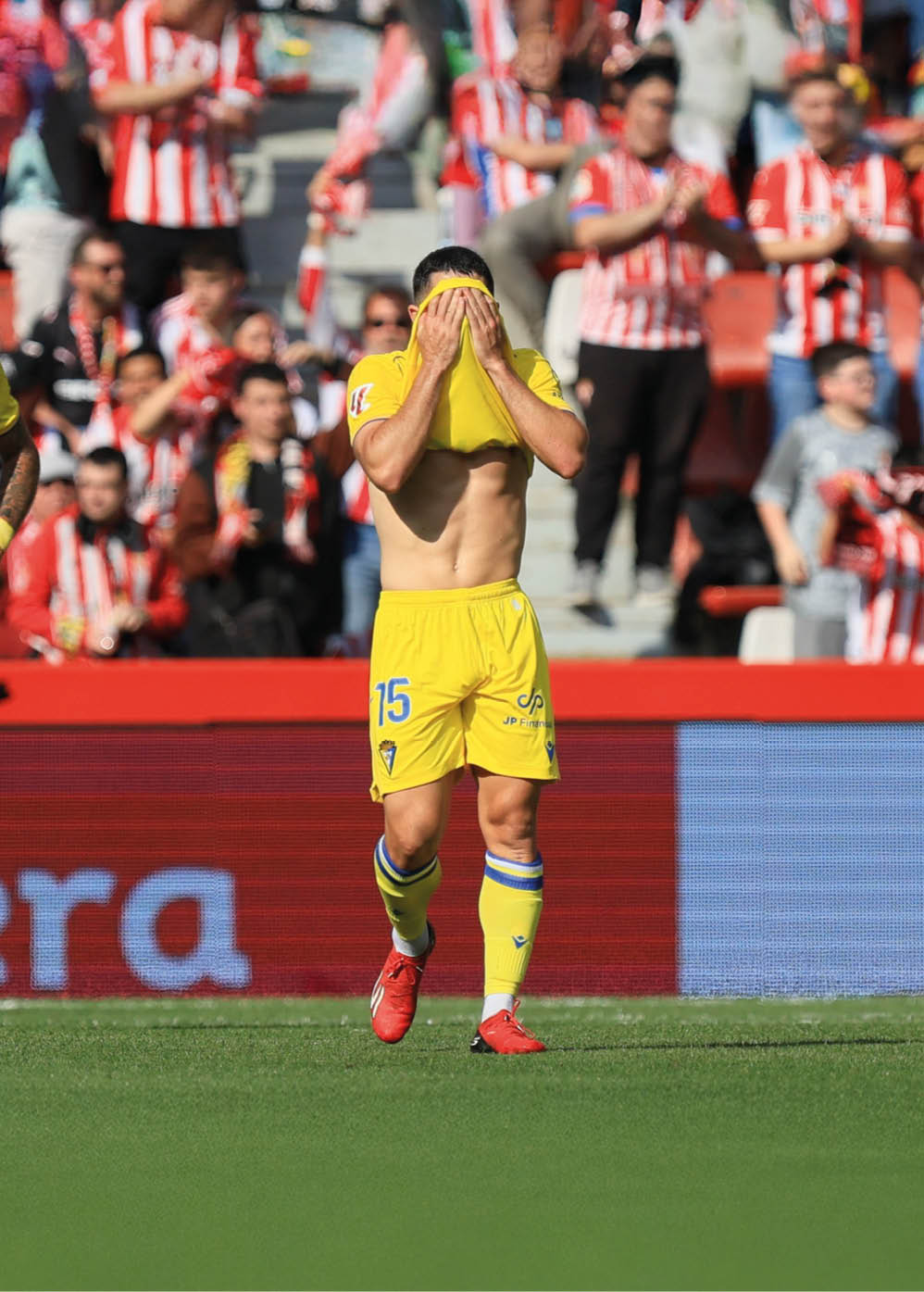 Two soccer players walking on the field. Descripci n generada con IA
