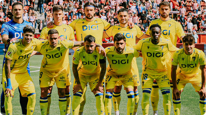 A group of men wearing yellow shirts and blue shorts. Descripci n generada con IA