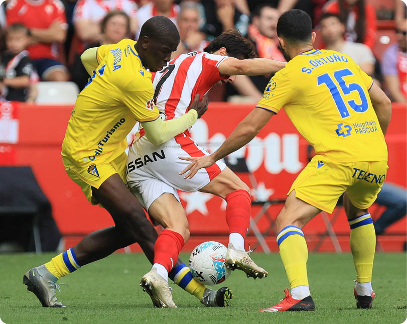 A soccer player in yellow and blue is about to kick the ball. Descripci n generada con IA