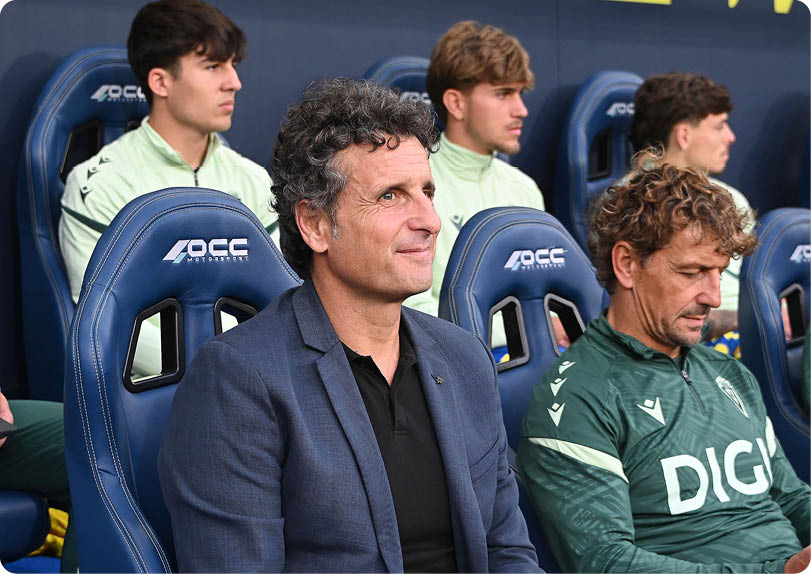 A group of men sitting on chairs. Descripci n generada con IA