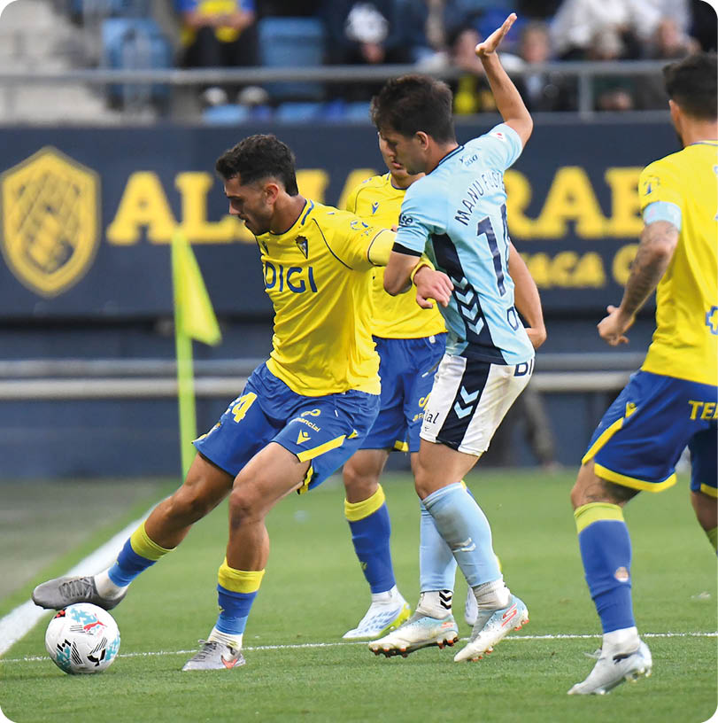 Soccer players on a field. Descripci n generada con IA