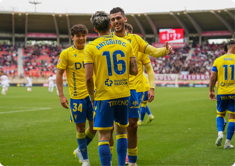 A group of soccer players on a field. Descripci n generada con IA
