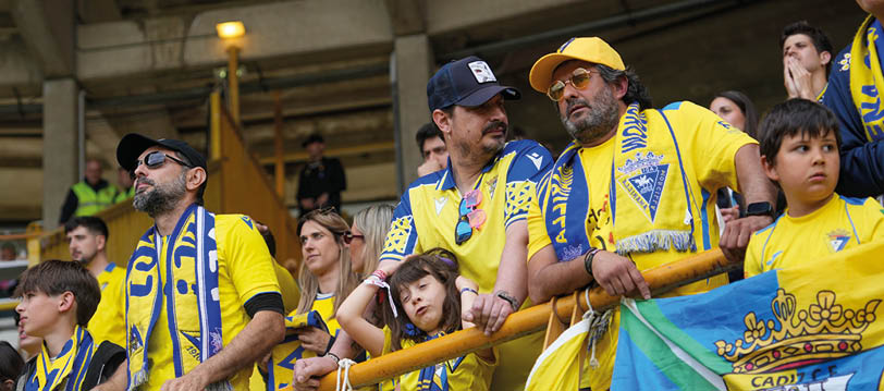 A group of people are sitting in the stands at a stadium. Descripci n generada con IA