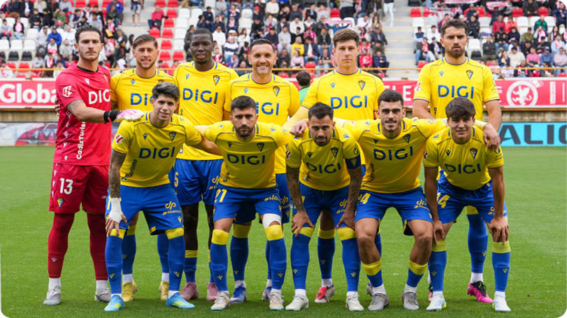 A group of soccer players wearing yellow and blue uniforms. Descripci n generada con IA