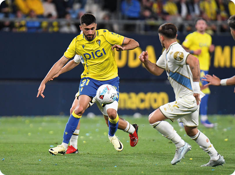 Soccer players on a field. Descripci n generada con IA