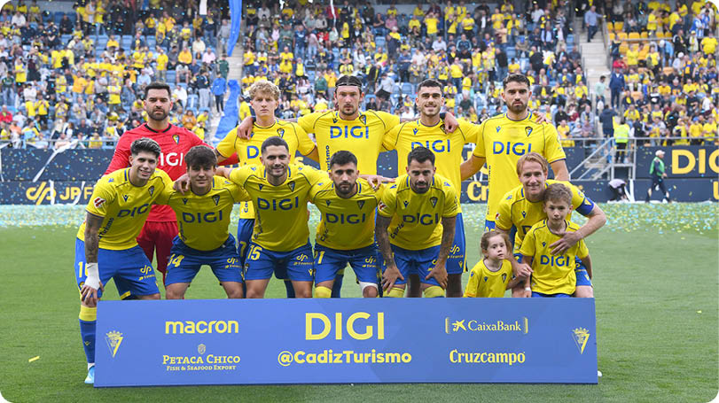 A group of soccer players pose for a photo. Descripci n generada con IA