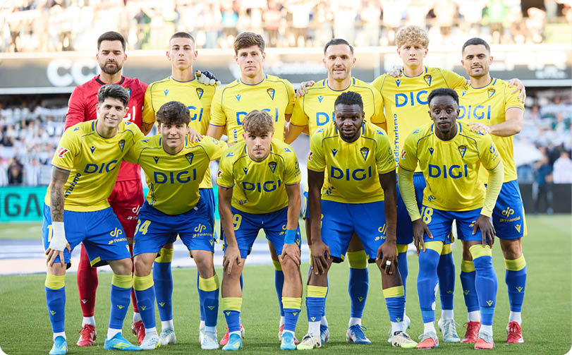 A group of soccer players in yellow and blue uniforms. Descripci n generada con IA