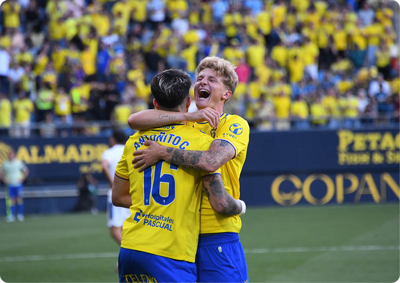 Soccer players on a field. Descripci n generada con IA