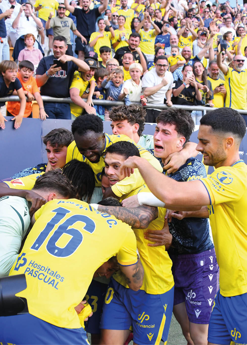 A group of men celebrating a soccer victory. Descripci n generada con IA