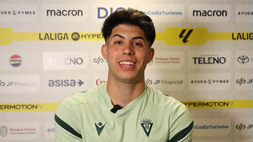 A man wearing a green and white shirt. Descripci n generada con IA