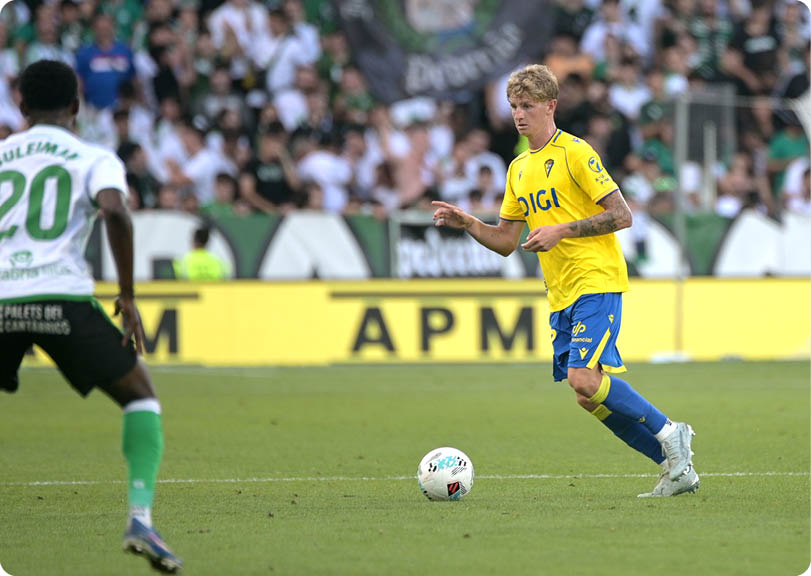 Soccer players on a field. Descripci n generada con IA