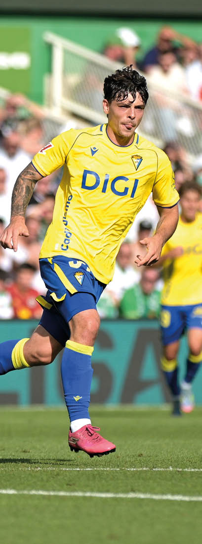 Soccer player in yellow and blue uniform. Descripci n generada con IA
