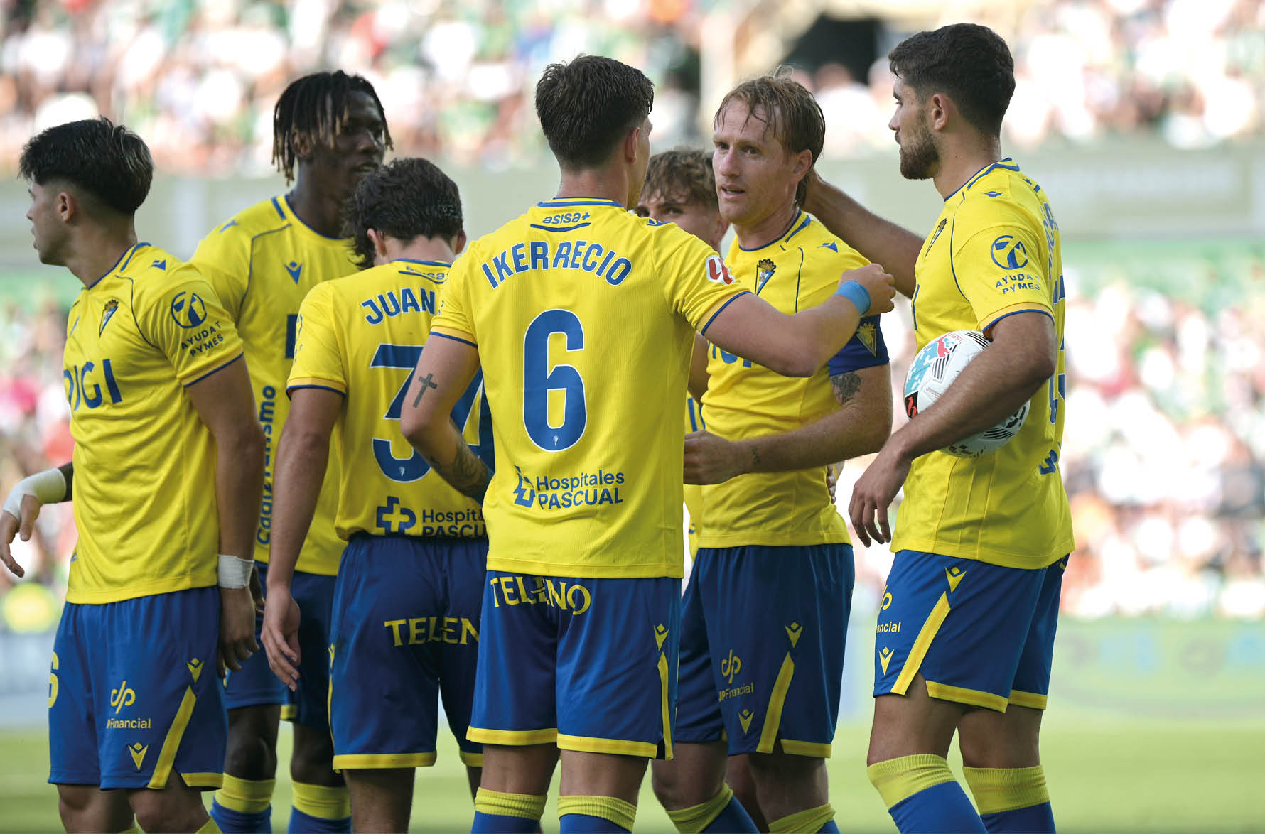 A group of soccer players wearing yellow and blue uniforms. Descripci n generada con IA