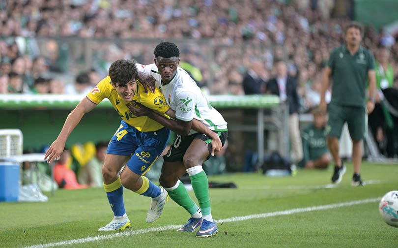 Two soccer players fighting for the ball. Descripci n generada con IA