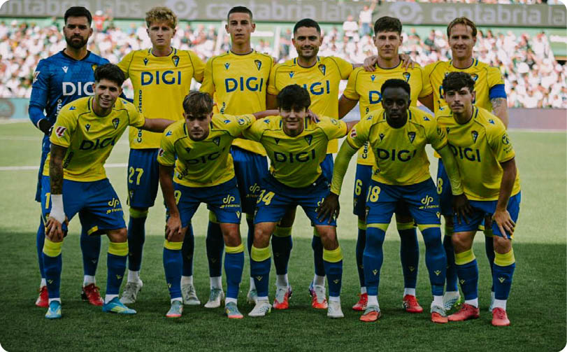 A group of soccer players posing for a picture. Descripci n generada con IA
