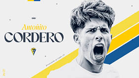 Persona con cabello corto y despeinado gritando con fondo blanco y franjas diagonales amarilla y azul junto al texto Antonito Cordero y un escudo deportivo. Descripci n generada con IA
